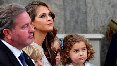 Premier automne en Suède pour la petite Adrienne, sa mère Madeleine dévoile son joli sourire à trous