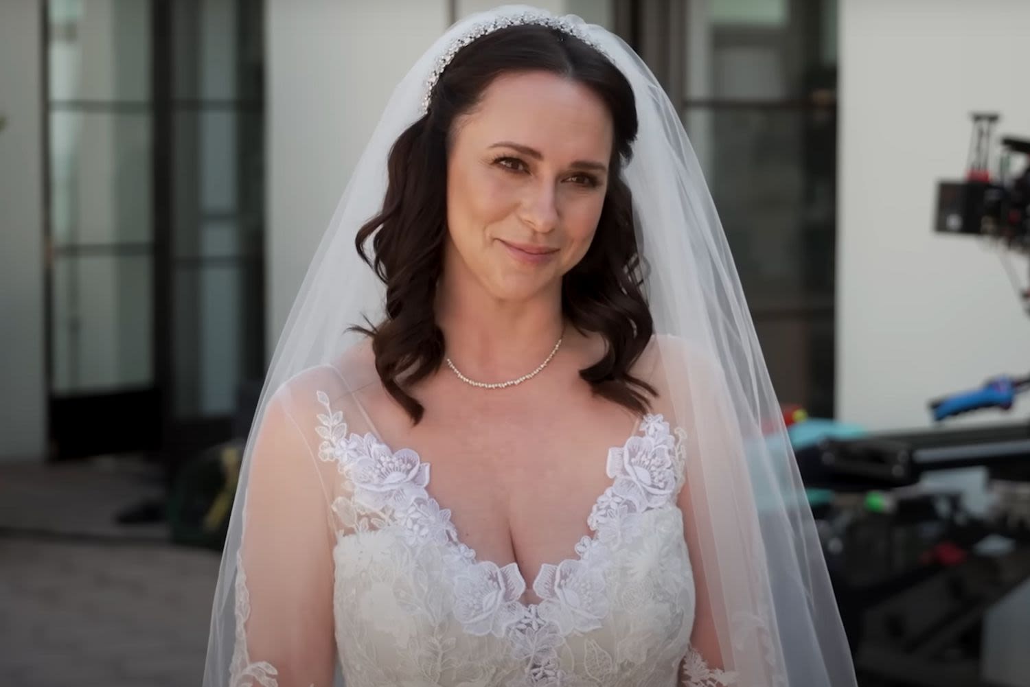 Yes, that's Jennifer Love Hewitt singing 'Islands in the Stream' during her '9-1-1' wedding