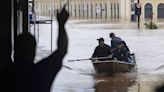 Porto Alegre cumple un mes inundada mientras retira miles de toneladas de basura | El Universal