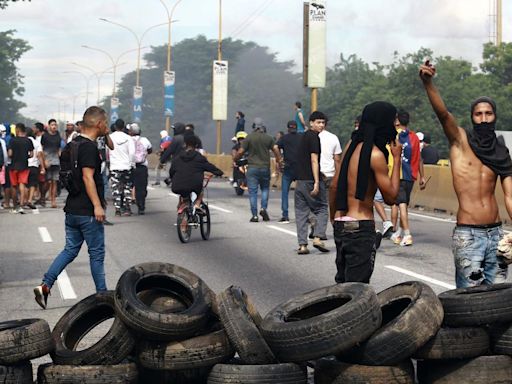 Caracas vuelve a ser escenario de batallas campales y la oposición denuncia el arresto de un dirigente cercano a Corina Machado