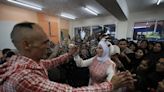 Gaza: una pareja celebra su boda en medio de la guerra