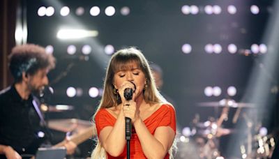 Kelly Clarkson ‘Kelly Clarksons Her Own Song’ With New Performance of Early Hit