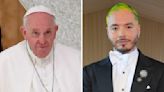 J Balvin se reúne con el Papa Francisco y ¡se toman una selfie!