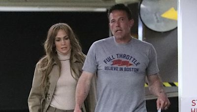 Tell-tale photos sign Jennifer Lopez and Ben Affleck marriage over