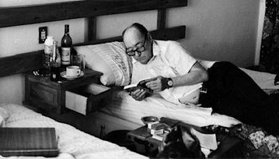 Se exilió en su cama, vivió en pijama y ganó un Cervantes: la leyenda de Onetti, un genio de la literatura