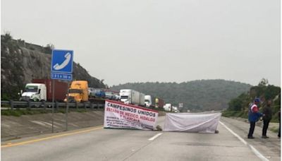 Ejidatarios cumplen 24 horas de bloqueo en autopista Arco Norte