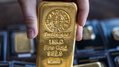 Gold nears record high as traders ramp up bets on Fed rate pivot