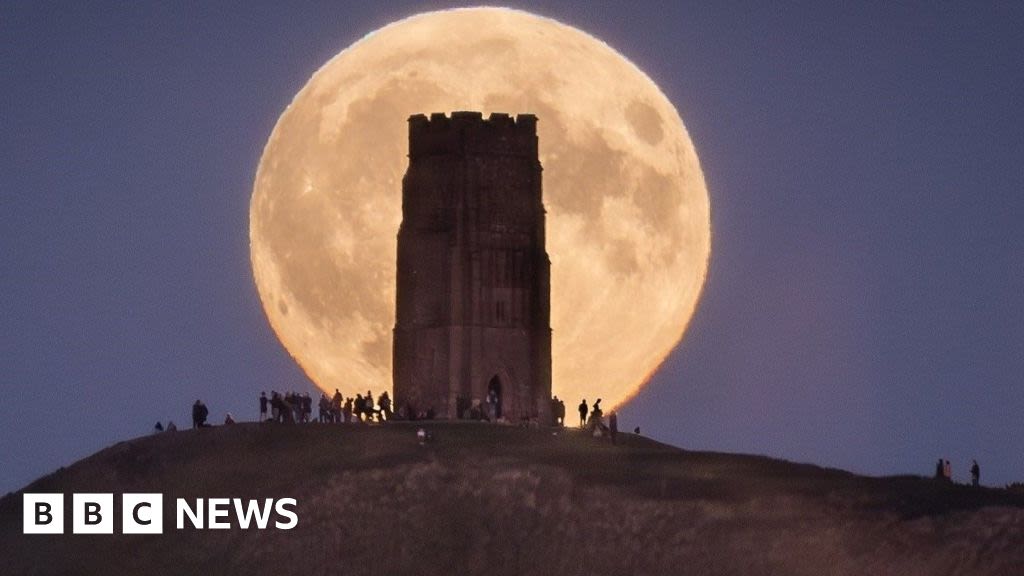 Somerset In Pictures: A supermoon and Jane Austen fans