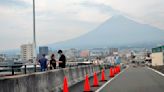 阻遊客闖車道拍照 日本「富士山夢之大橋」架設柵欄