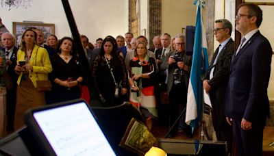 Sin presencia del gobierno español, la embajada argentina en Madrid celebró el 25 de mayo
