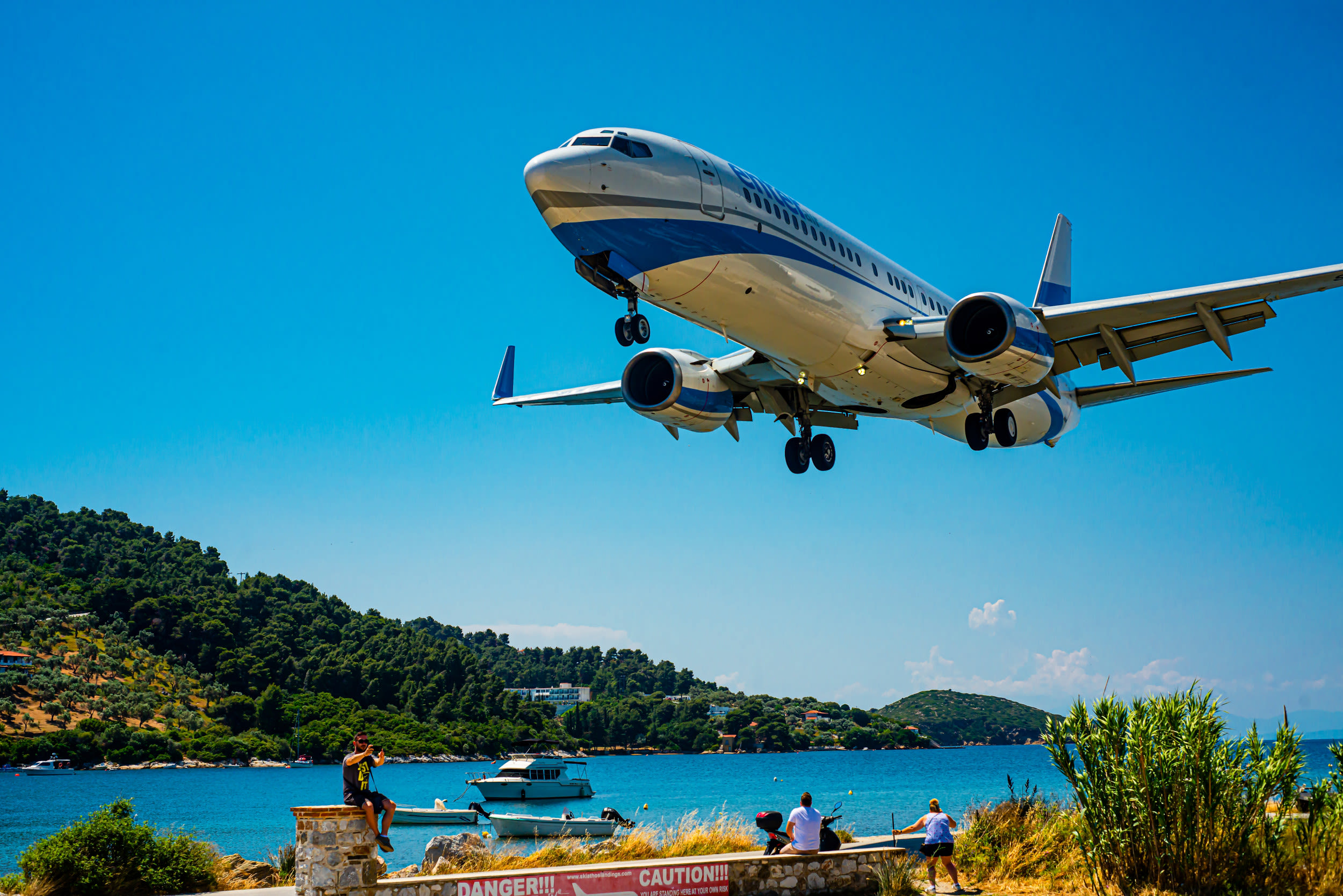 Restaurant guests' unique plane view at dinner: "stunning to be that close"