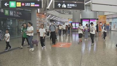 五一假黃金周首日大批內地旅客坐高鐵來港