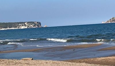 Muere un hombre ahogado mientras se bañaba en una playa de Girona y otro al salir del agua en Asturias