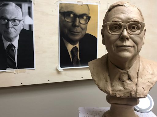 Bronze bust honoring the late Charlie Munger wowed crowd in Omaha at Berkshire meeting