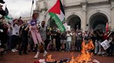 Kamala Harris condenó la quema de la bandera de EEUU en la protesta contra Netanyahu