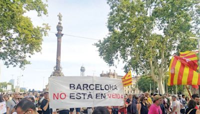 西班牙巴塞隆拿數千人遊行 抗議遊客太多推高房價