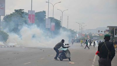 Journalists covering Nigeria protests dodge bullets as police arrest nearly 700 people