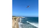 Rescatan a surfista varado en remota playa de California tras deletrear "AYUDA" con piedras