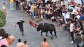 El Toro del Aleluya de Arcos de la Frontera se mete en una casa y cornea a un vecino