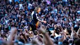 El dónut de Metallica vuela la cabeza a 65.000 espectadores en el Metropolitano