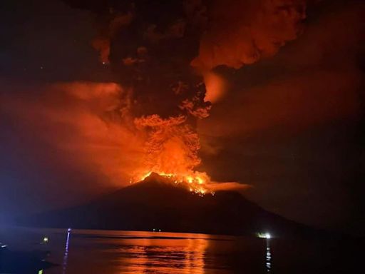 印尼北蘇拉威西省外海火山爆發 數百人緊急撤離