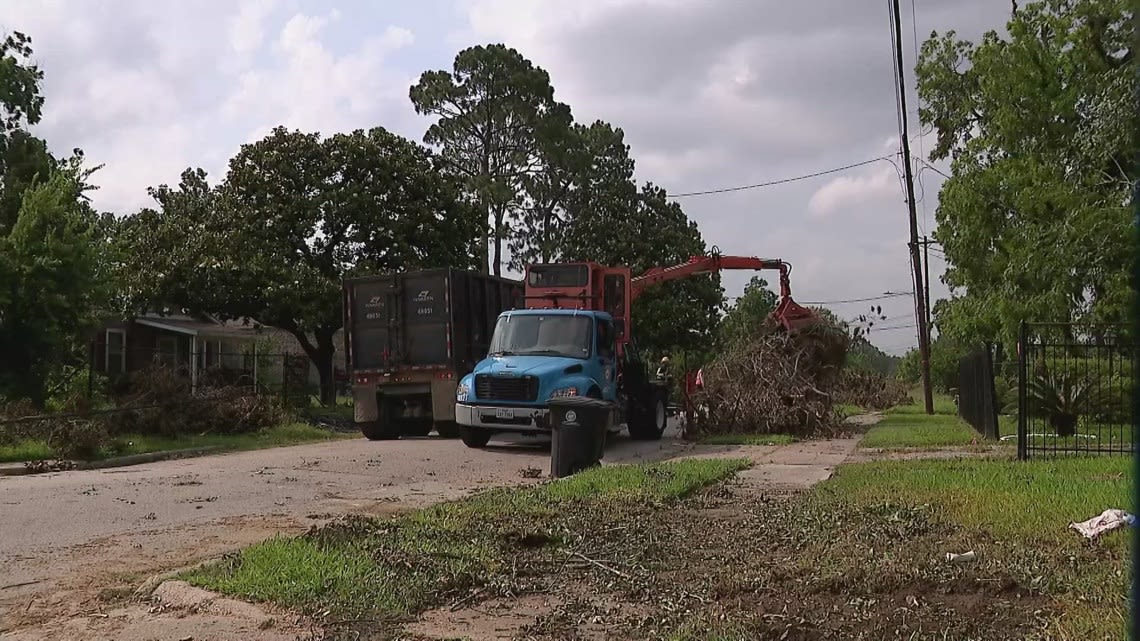 Residents in Kashmere Gardens face long storm recovery as debris piles up, power still out for some