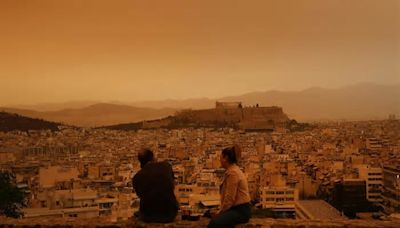 El cielo en Grecia se pinta de naranja