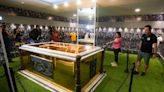 Abre las puertas mausoleo que alberga los restos de Pelé en Santos