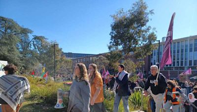 澳洲國立大學學生拒絕拆除營地並再度發起抗議集會 (圖)