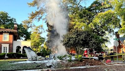 Pilot dies after plane crashes into neighborhood in Georgia