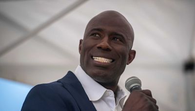 Terrell Davis considering legal action against United Airlines