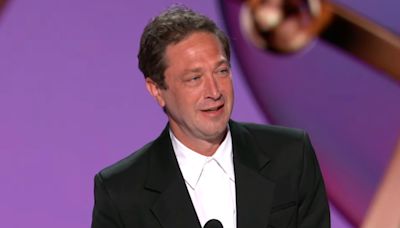 Ebon Moss-Bachrach Thanks His Parents for Taking 'Such Good Care' of His Cat in Heartfelt Speech at Emmys 2024