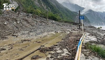 蘇花暴雨土石如洪流！公路只出不進 台鐵崇德=和仁預警性封閉│TVBS新聞網