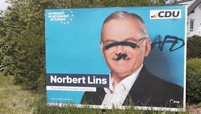 Lins mit Hitler-Schnauzer: Parteien ärgern sich über beschmierte Wahlplakate