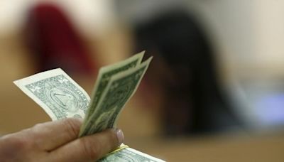 Dólar à vista oscila perto da estabilidade com fiscal, Copom e exterior no foco Por Reuters