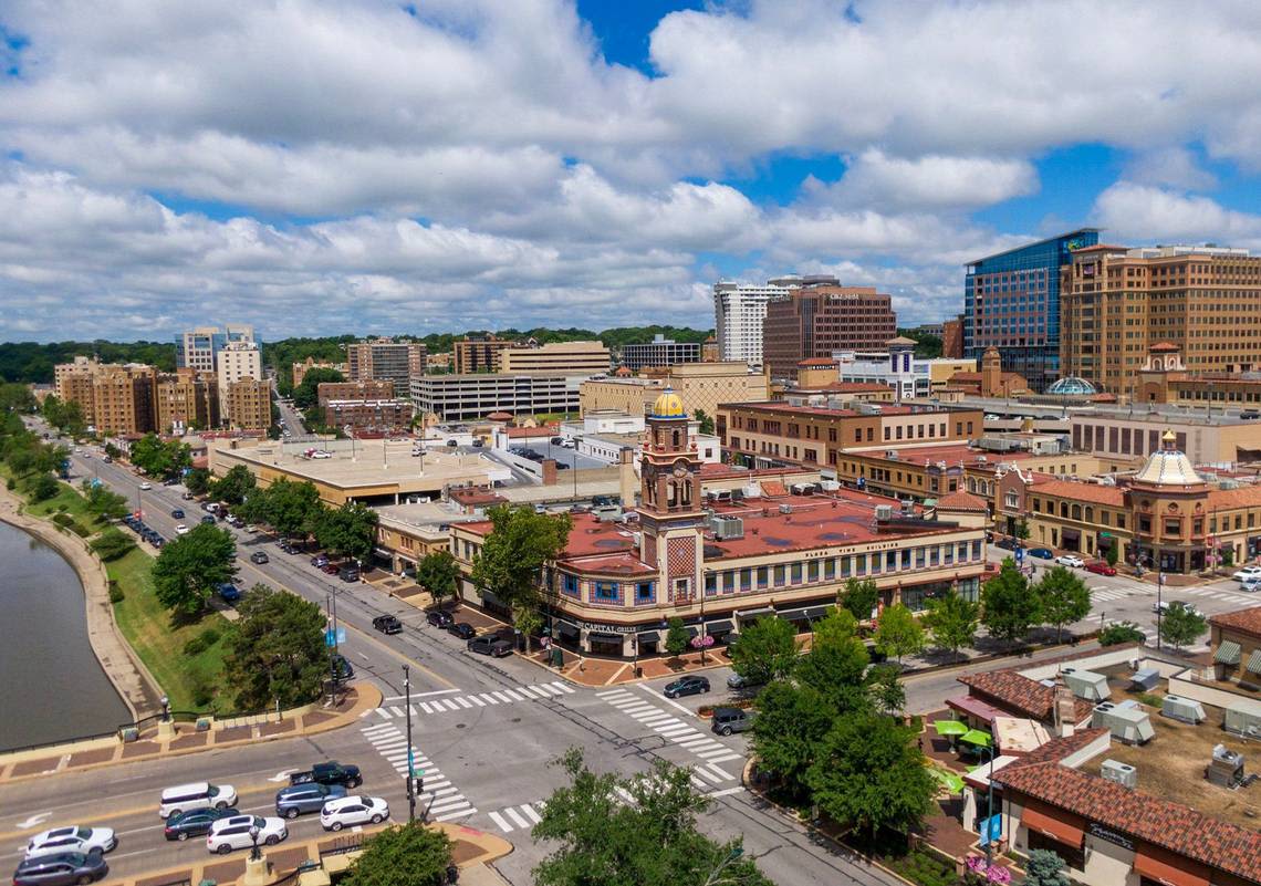 Kansas City’s Country Club Plaza expected to be sold to Dallas luxury group on Friday