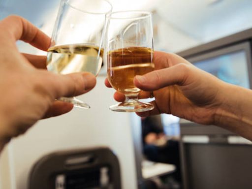 德國研究：搭飛機這情況下喝酒恐致命 3大因素結合傷一器官