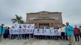 農民赴農田水利署斗南工作站前拉布條抗議 (圖)