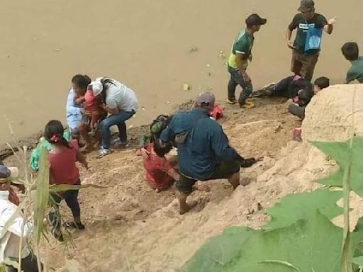 Camión con pasajeros cae al río Beni y deja un muerto y al menos ocho heridos