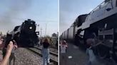 VIDEO: ¡Casi! Mujer se salva de ser arrollada por la locomotora de vapor "La Emperatriz"