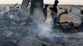 Israel mata al menos a 35 palestinos, la mayoría mujeres y niños, al bombardear un campamento de desplazados en Rafah