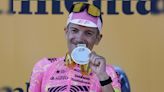 Carapaz conquista el techo del Tour y mañana saldrá con el maillot de la montaña