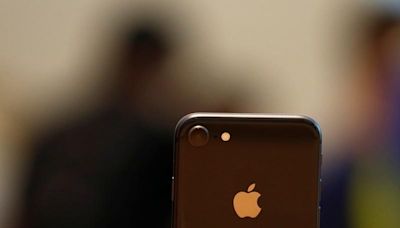 Vendas de iPhones da Apple na China saltam 52% em abril, mostram dados Por Reuters
