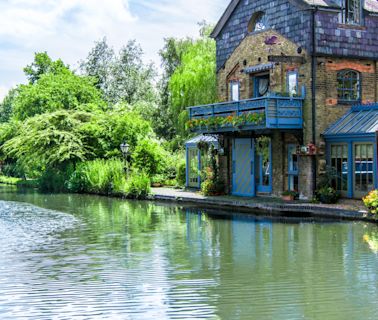 Pretty market town has England’s ‘oldest castle’ vintage cinema & riverside pubs