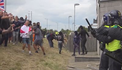 英國反移民示威續蔓延 有收留難民庇護申請者酒店遭攻擊