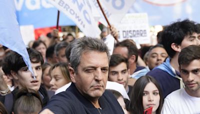 Sergio Massa reapareció en la marcha rodeado de banderas con su nombre, bengalas y cantó: "Vamos a volver"