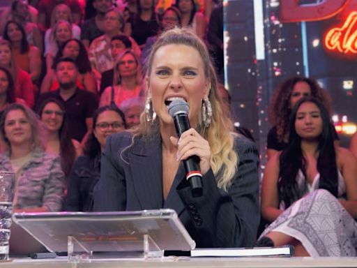 Carolina Dieckmann tem segredo exposto no Domingão: 'Não vamos falar sobre isso!'