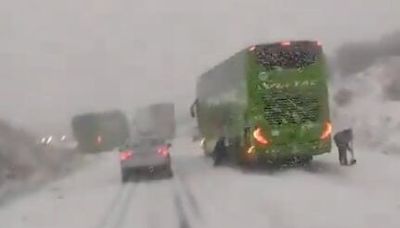 Autos varados y turistas atrapados: una intensa nevada ocasionó demoras en las rutas de Neuquén y Río Negro y hay alerta amarilla
