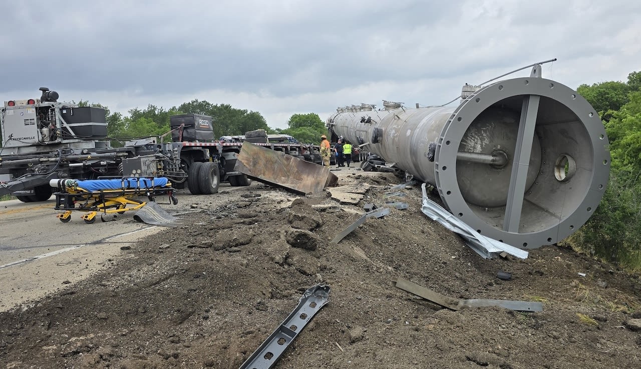 Oversized load falls from trailer in Texas, crushing vehicle, killing 2 and injuring 1