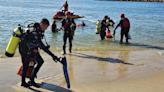 Bombeiros recolhem 23 kg de lixo no mar durante 1 hora de mergulho na Praia do Náutico, em Fortaleza